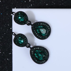 Серьги висячие со стразами "Вечерние" цвет изумрудный в чёрном металле