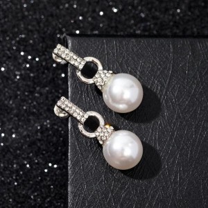 Серьги с жемчугом "Шарики и сцепление колец", цвет белый, цвет серебристый