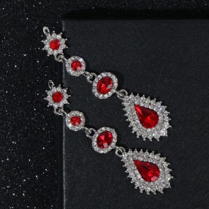 Серьги висячие со стразами "Вечерние" мадам, цвет бело-красный, цвет серебристый