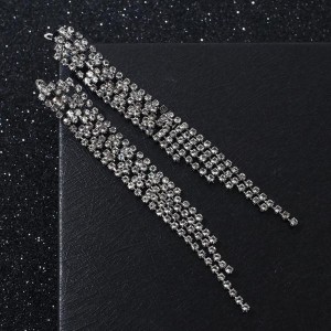 Серьги висячие со стразами "Голливуд" объёмные кристаллы, цвет белый в сером металле