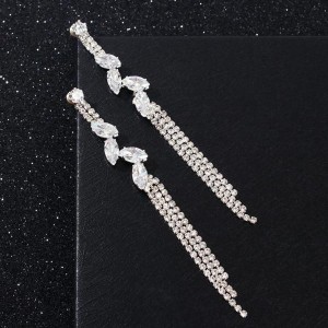 Серьги висячие со стразами "Вечерние" россыпь кристаллов, цвет белый, цвет серебристый