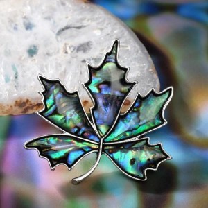 Броши гелиотис лист клёна, цвет зелёный