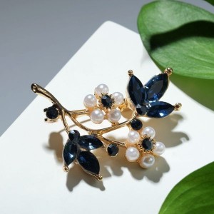 Брошь "Жемчужные цветы" со стеклянными листами, цвет бело-синий, цвет золотистый