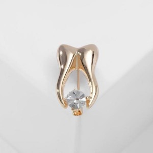 Брошь "Зуб" со стразой, цвет белый, цвет золотистый