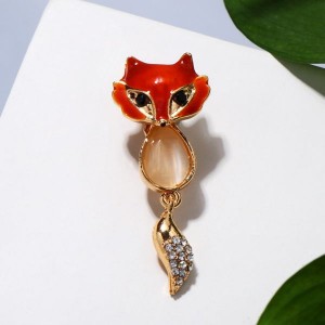 Значок "Лисичка" с подвижным хвостиком, цветной, цвет золотистый