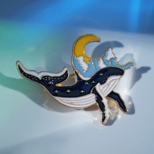 Брошь "Кит" месяц, цветная, цвет золотистый