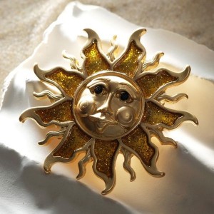 Брошь "Солнце", цвет чёрно-золотой в матовом золоте