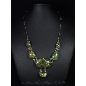 Колье из фуксита под горным хрусталем, 51см.