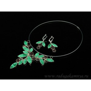 Колье и серьги малахит, гранат "Вишенки",  45,5см.