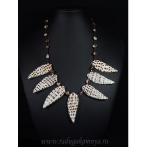 Колье из перламутра "Листики" 20*58мм, 50см