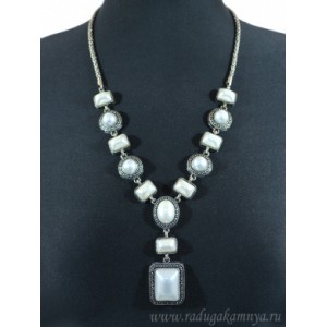 Колье на металлической основе прямоугольник 28*35мм с майоркой цвет белый, 55см
