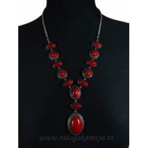 Колье с кораллом искусственным на металлической основе рис 29*41мм, 55см