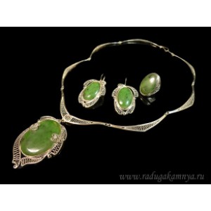 Колье, Кольцо и серьги нефрит,  61см