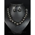 Колье и серьги из циркона цветочки цвет черный, 49см