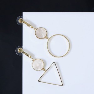 Серьги с перламутром "перламутр" треугольник полый, цвет белый, цвет золотистый