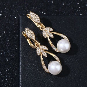 Серьги с жемчугом "Грейс" листья и линии, цвет белый, цвет золотистый Серьги с жемчугом "Грейс" листья и линии, цвет белый, цвет золотистый