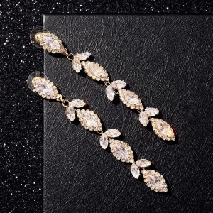 Серьги висячие со стразами "Цветы циркон" нить из листьев, цвет белый, цвет золотистый