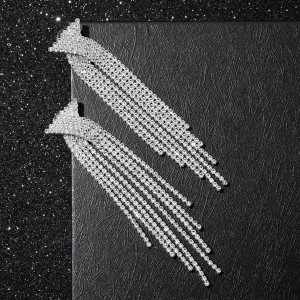 Серьги висячие со стразами "Водопад" бантик, цвет белый, цвет серебристый