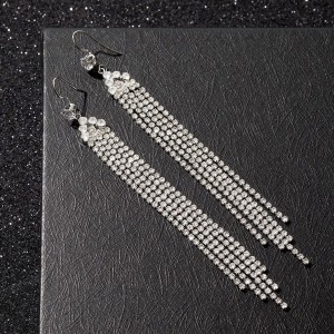 Серьги висячие со стразами "Голливуд" тонкость, цвет белый, цвет серебристый