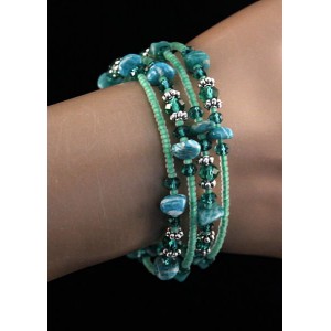 Браслет из амазонита (галтовка) на струнке с хрусталем и бисером