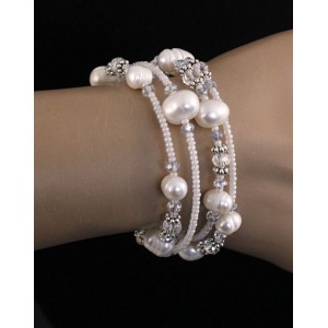 Браслет из жемчуга (шарик 7-9мм) на струнке с хрусталем и бисером