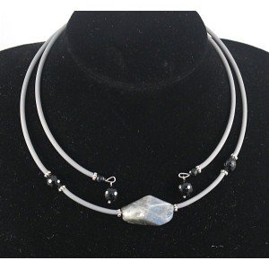 Колье из лабрадорита на струнке, крупная огранка + шарик 10мм огранка агат черный