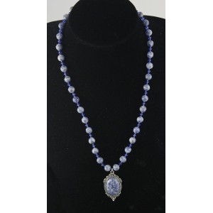 Колье-кулон из лазурита бело-синего, овал 25х18мм + шарик, оправа медальон