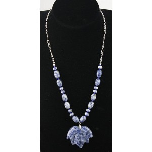 Колье-кулон на цепочке из лазурита (бело-синий) "листок"