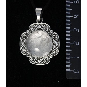 Кулон из горного хрусталя, круг 20мм, оправа "4 лепестка"