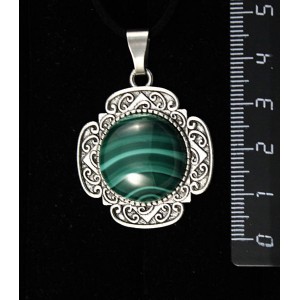 Кулон из малахита, круг 20мм, "4 лепестка"