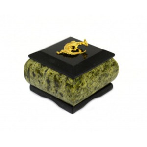 Шкатулка из змеевика квадратная с ящеркой, 70*70*65мм, 240г