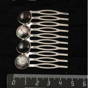 Заколка-шпилька из гелиотиса (иск.) и агата чёрного, круг 12мм, основа цвет бронза с узором