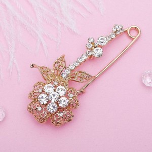 Булавка "Цветок" ажурная композиция, 8 см, цвет белый, цвет золотистый (стекло, стразы, бижутерный сплав)