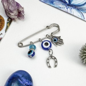 Булавка-оберег 3 подвески "Рука Хамса с подковой и бусиной", 5 см, цвет синий, цвет серебристый