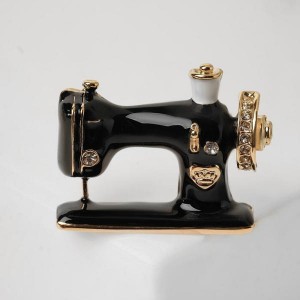 Брошь "Швейная машина" с мотком ниток, цвет чёрно-белый, цвет золотистый