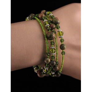 Браслет из унакита (шарик 8 и 6мм) на струнке с хрусталем и бисером