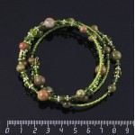 Браслет из унакита (шарик 8 и 6мм) на струнке с хрусталем и бисером