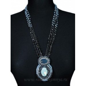 Бусы с подвеской авторские на 4 плетеных нитях с циркончиками бело-серый, 63см