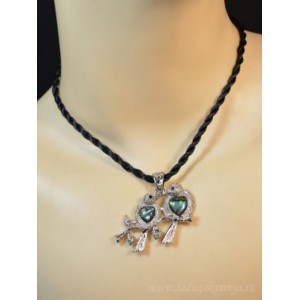 Кулон на шнурке с перламутром гелиотис 2 синицы на ветке 40*33мм, 50см Кулон на шнурке с перламутром гелиотис 2 синицы на ветке 40*33мм, 50см