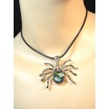 Кулон на шнурке с перламутром гелиотис паук 53*38мм, 48см