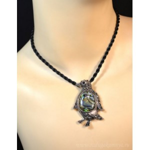 Кулон на шнурке с перламутром гелиотис пингвин 33*50мм, 50см