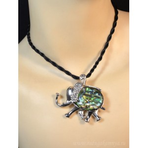 Кулон на шнурке с перламутром гелиотис слон 51*40мм, 50см