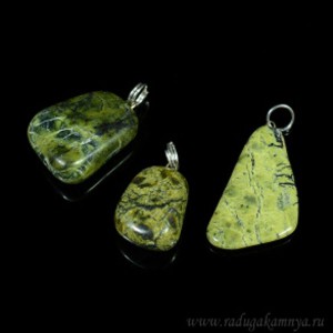 Кулон из змеевика галтовка Кулон из змеевика галтовка