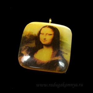 Кулон из селенита "Мона Лиза" квадрат 40*40мм, на шнурке Кулон из селенита "Мона Лиза" квадрат 40*40мм, на шнурке