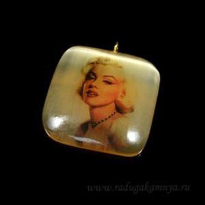 Кулон из селенита "Мэрилин Монро" квадрат 40*40мм, на шнурке