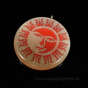 Кулон из селенита "Символ Солнце" круг 34мм, на шнурке