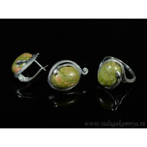 Кольцо и серьги унакит