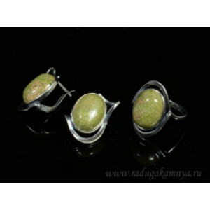 Кольцо и серьги унакит