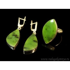 Кольцо и серьги с нефритом