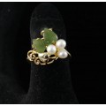Кольцо с жемчугом белым и нефритом "3 жемчужины 2 листа сердечко"